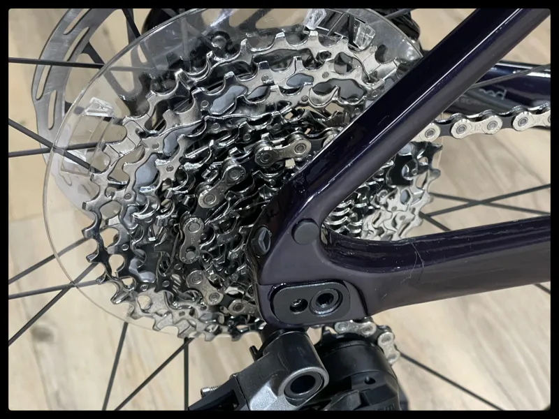 Giant Revolt Advanced Pro 1Gloss Black Currant Medium 2023-5